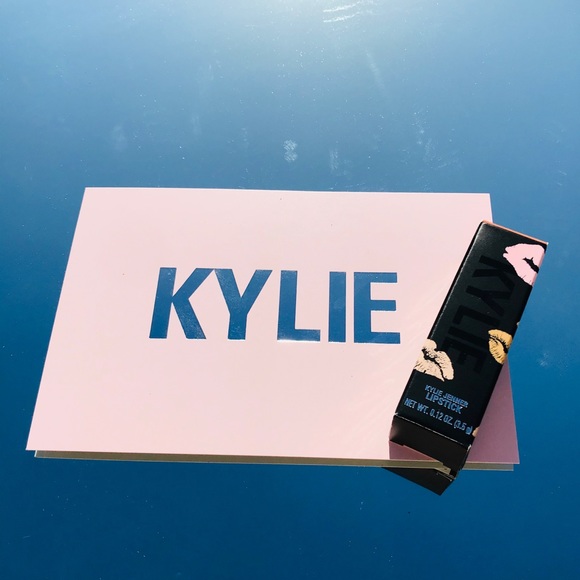 NOVA Kylie Cosmetics Matte Lipstick - Picture 4 of 10